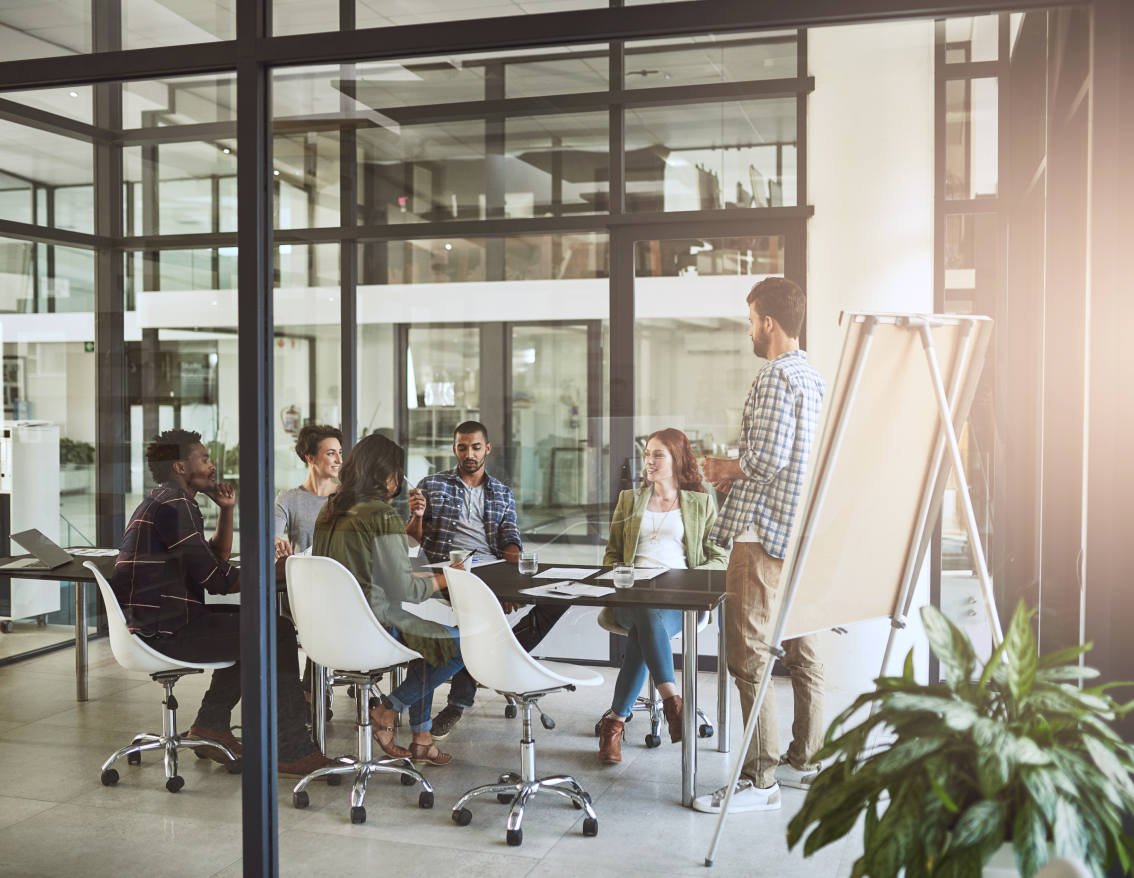 Grupo de trabajo colaborando en una reunión de equipo.
