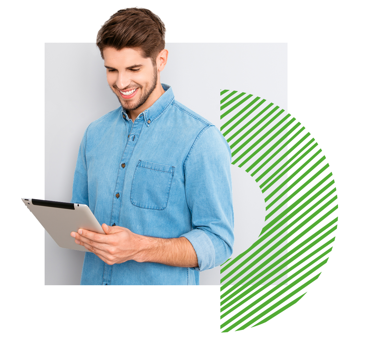 Hombre joven sonriendo mientras usa una tablet.